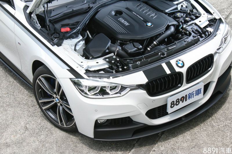 340i配置的3.0升L6引擎，可爆發326hp/45.9kgm的最大動力，比先前搭載N55引擎的335i多了20hp/5.1kgm，能源局平均油耗也從11.8km/L進步至12.5km/L。