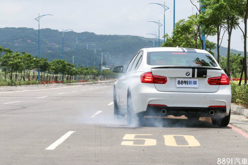 現行3 Series已進入產品末期，新鮮感難免不如C-Class，同時也得面對將於七月發表的大改款A4，銷售壓力自然不小，但平心而論，其各項表現仍有相當水準，仍是一部值得選擇的進口高階品牌中型運動房車。