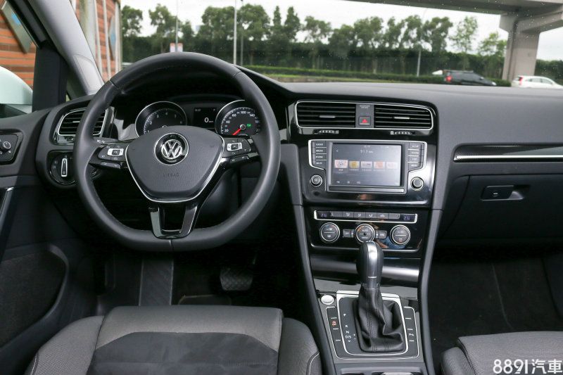 內裝陳設就與一般Golf無異，與入門180TSI CL相比，多了許多舒適實用配備，加上動力也有成長，在價差18萬元下，280TSI HL是我們認為值得之選。