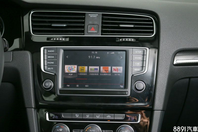  6.5吋中央顯示幕整合了資訊與娛樂系統，除了顯示車輛資訊、也有藍芽系統與USB和SD卡插槽。