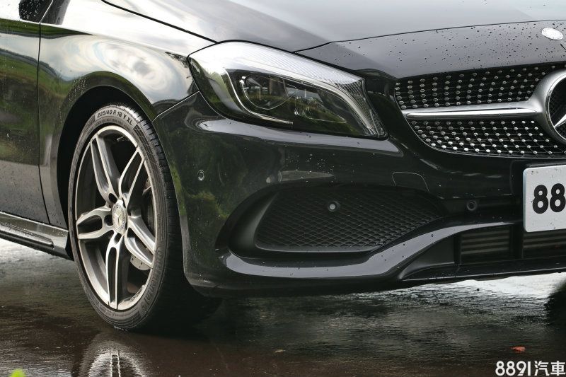 水箱護罩與一般版皆為鑽石型樣式，但不同的是一般版為黑底黑鑽型式，AMG版本為黑底銀鑽式，更顯得凸顯鑽石樣式的高貴氣息。