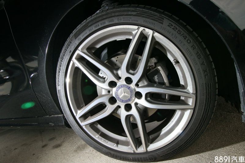 鋁圈配置也從17吋升級成18吋AMG樣式的鋁圈，加大尺碼的升級，在抓地力與操控上也有著加分的效果。此外打孔碟盤也是AMG套件內容。