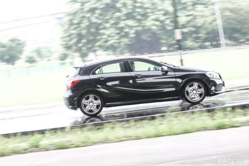 跑車懸吊與18吋跑胎的加入，讓本車開起來提升不少運動感，加上內外變得帥勁有型，有意入主A180的買家，強烈建議加價10萬選擇AMG版！