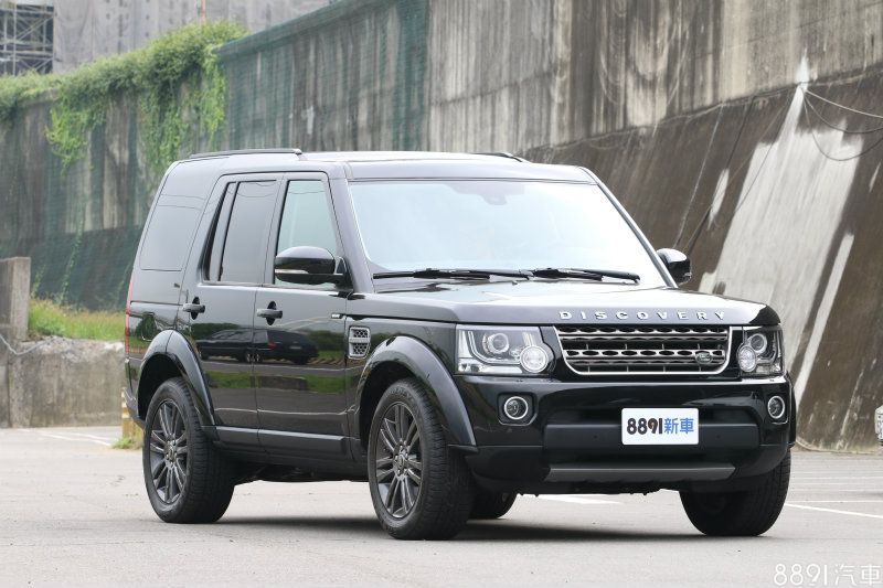 相較一般車型,特仕版額外配置Dark Atlas烤漆水箱護罩,為其剛毅外型上增添了幾分成熟與雅緻。 相較一般車型,特仕版額外配置Dark Atlas烤漆水箱護罩,為其剛毅外型上增添了幾分成熟與雅緻。