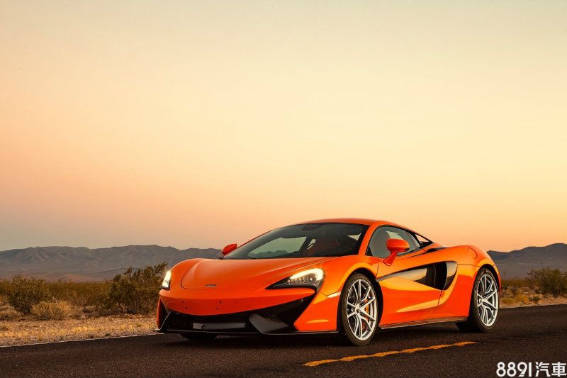 540C/570S定位在650S之下,是McLaren擴展市場的產品,雖然入門,但碳纖維單體車艙、歐翼車門均不缺席,3.8升V8雙渦輪引擎也源自650S,讓產品魅力提升不少,而動力570hp/61.2kgm的570S售價1168萬元起,540C則壓低在988萬元,坦白說頗具吸引力。 540C/570S定位在650S之下,是McLaren擴展市場的產品,雖然入門,但碳纖維單體車艙、歐翼車門均不缺席,3.8升V8雙渦輪引擎也源自650S,讓產品魅力提升不少,而動力570hp/61.2kgm的570S售價1168萬元起,540C則壓低在988萬元,坦白說頗具吸引力。