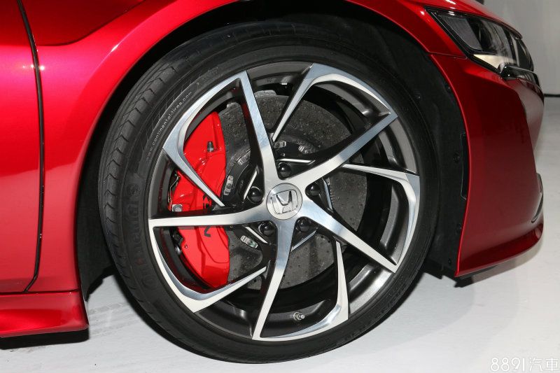 國內引進車型配有碳纖維陶瓷剎車,此款鋁圈在國外也須加選擁有。前後胎規格為245/35R19、305/30R20,展示車的輪胎型號為馬牌CSC5P,應付此車性能似乎有升級空間。 國內引進車型配有碳纖維陶瓷剎車,此款鋁圈在國外也須加選擁有。前後胎規格為245/35R19、305/30R20,展示車的輪胎型號為馬牌CSC5P,應付此車性能似乎有升級空間。