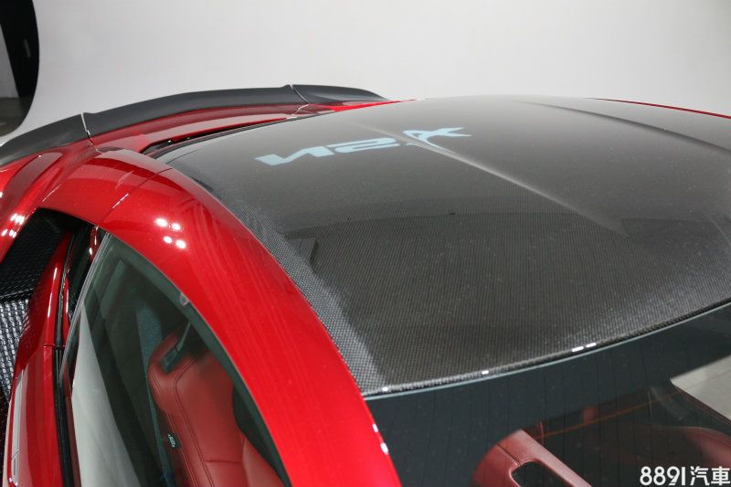 國外需選配的碳纖維車頂同樣為台灣引進車型的標配。 國外需選配的碳纖維車頂同樣為台灣引進車型的標配。