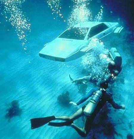這輛車是由佛羅里達的Perry Oceanographic公司設計的，造價大約10萬美元，算上通貨膨脹的話放到今天就是差不多50萬美元。當然Lotus是僅為當時拍電影所造的，有機械螺旋槳驅動，是貨真價實的多功能潛艇。在出演過007影片後，Lotus保存於紐約長島大概10年時間。