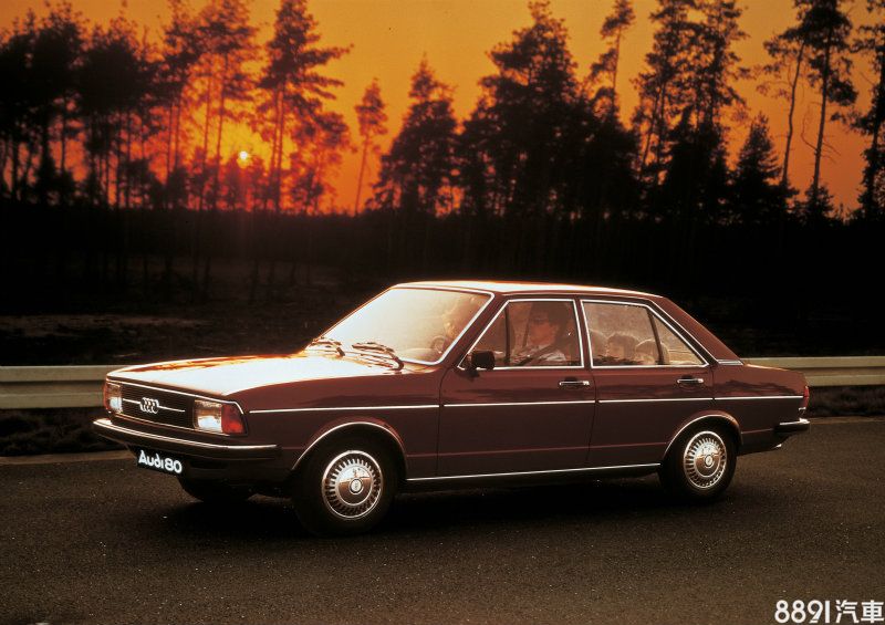 1976年進行小改款，外觀將圓形大燈改為方形，保險桿樣式也有所不同，而性能版本的Audi 80GTE車型，採用具備燃油噴射技術的1.6升引擎，可輸出109hp最大馬力。