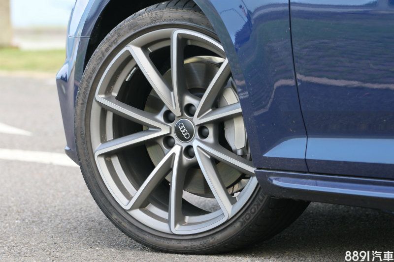 19吋鋁圈為選配，搭配245/35R19的Hankook S1 evo2跑胎，若真要追求探索車輛操控極限，抓地力上還有微幅升級空間。