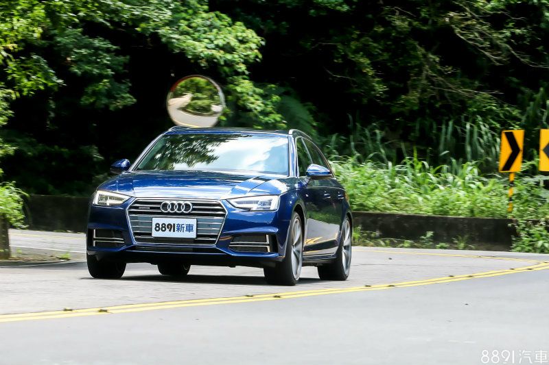 此車選配電子懸吊後，阻尼反應仍趨於舒適，2檔全油門出彎可清楚看到車頭揚起，不過因支撐性仍充足，因此動態表現仍合宜。