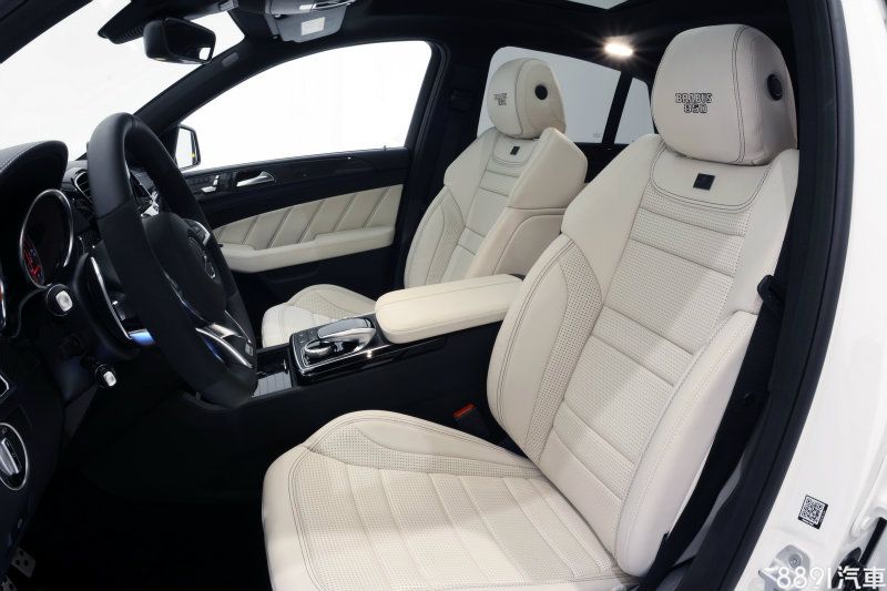 內裝均可客製化訂做，座椅頭枕上有Brabus專屬字樣。