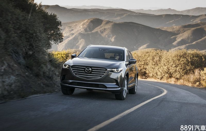 新世代CX-9搭載2.5升渦輪增壓四缸引擎，取代前代採用的3.7升自然進氣引擎，最大輸出可達250hp/42.8kgm。