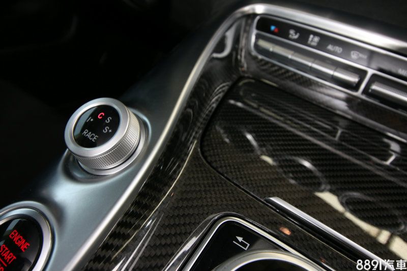 行車模式旋鈕位於距離駕駛人最近的左上方，操作順手又迅速，值得讚揚。本車內裝選配不少碳纖維飾板，增加許多性能與高質感的氛圍，但相對也得付出不少代價。