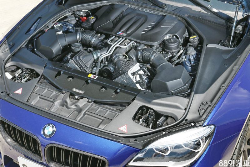 這部M6 Gran Coupe配有Competition Package，引擎馬力達到600hp，設定與稀有的M5 30周年紀念版相同，別以為M GmbH只是些微調整電腦程式就交差，實際上周邊細節與電腦型號都與一般款不同。