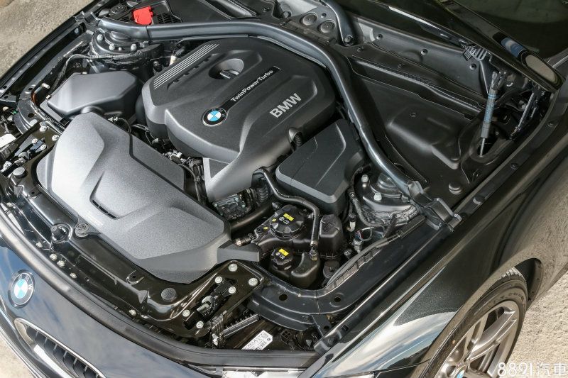 320i採用的低輸出版本B48引擎，184hp/27.5kgm的帳面數據與先前N20引擎相仿，僅有最大扭力的輸出峰值稍微延後100rpm，在實際感受的差異相當細微。
