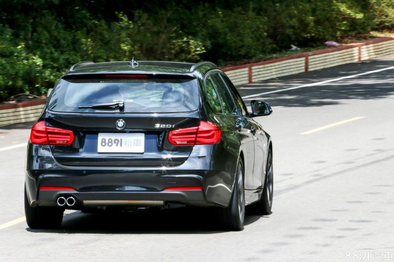 以320i的動力而言，有了主流技術的缸內直噴＋渦輪加持，要應付日常的用車需求已是綽綽有餘，搭配良好口碑的八速變速箱，輸出特性顯得輕快、充沛，且相當好開易上手。