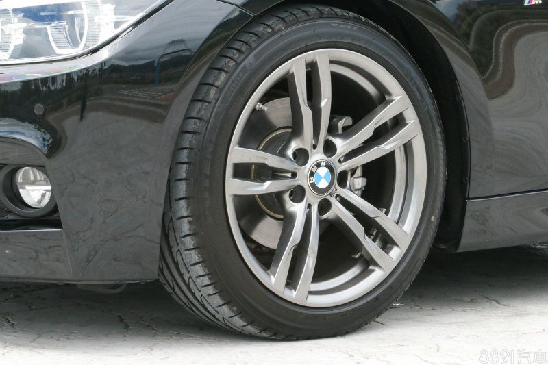 由於這部320i Touring選配M套件，因此圈胎規格由標準的225/55R17升級為前225/45R18、後255/40R18，配胎採用普利司通S001失壓續跑胎， 應付184hp/27.5kgm動力輕鬆自在。