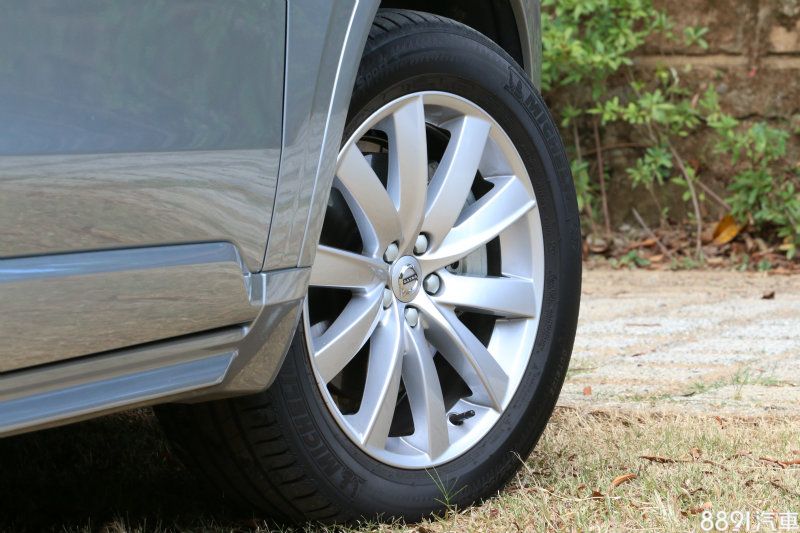 Momentum版本配置的是235/55R 19車胎，升級Momentum+後加大至275/45R20。