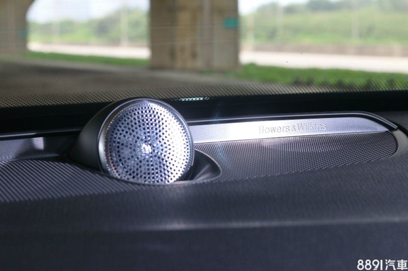 D5 Inscription的音響系統升級為與Bowers & Wilkins合作開發的Premium Sound音響，包含1組12聲道擴大機、19組揚聲器內含通風式重低音喇叭，可提供絕佳的聽覺享受。