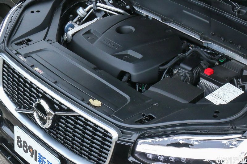同屬XC90汽油車款的T6 R-Design和T6 Inscription最大輸出均為320hp/40.8kgm，並採四驅設定。