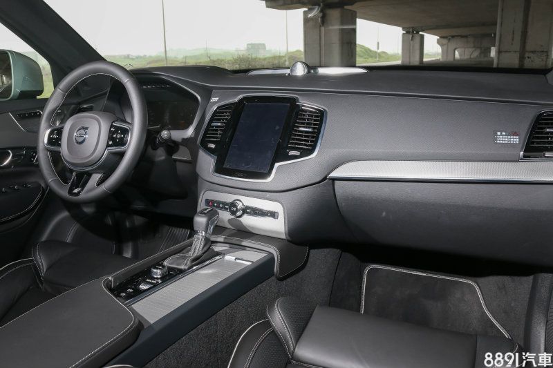 T6 R-Design內裝部分採用專屬格紋鋁合金內裝飾板和黑色頂篷、R-Design Nappa真皮跑車座椅、R-Design踏墊、R-Design真皮多功方向盤及R-Design真皮排檔桿。