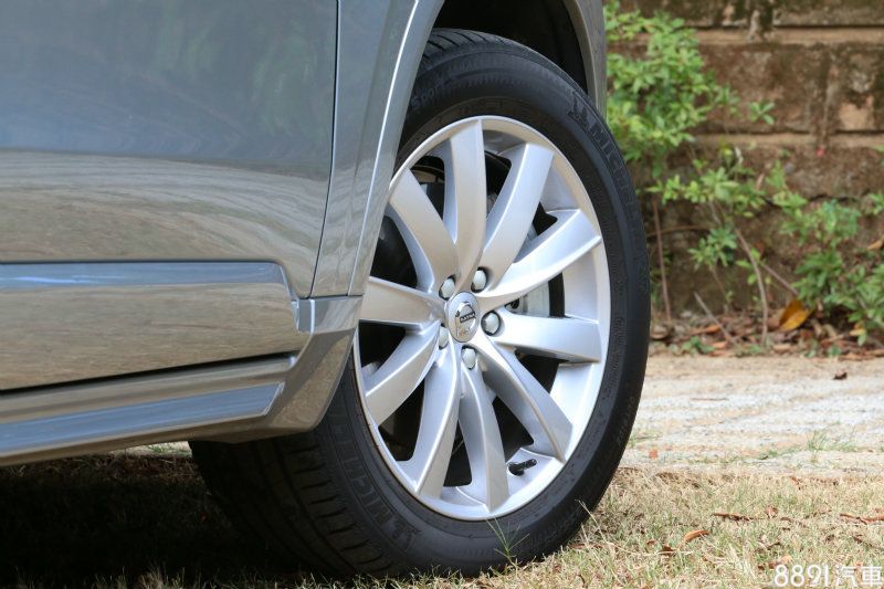 Momentum版本是XC90車系唯一採用19吋鋁圈者，其餘均為大一碼的20吋，雖然其造型趨於保守，但視覺張力仍佳，幾乎沒有入門感。