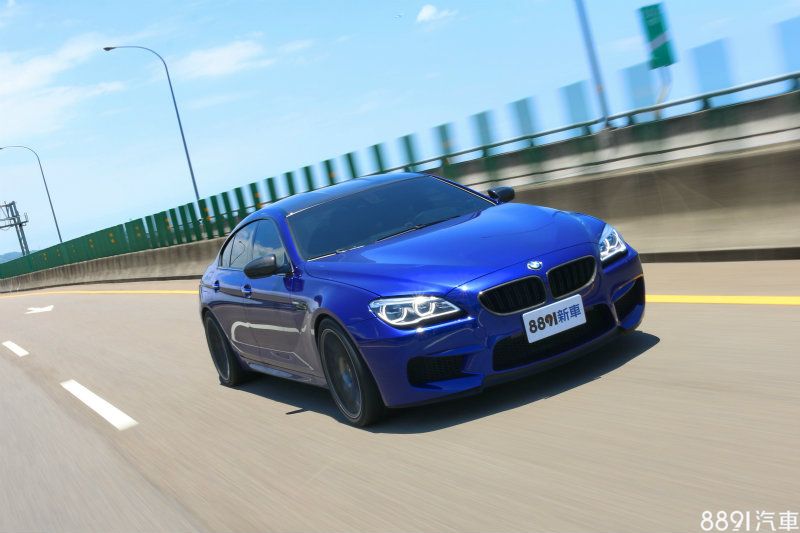 我們先前試駕的M6 Gran Coupe便搭載了Competition Package，最大輸由560hp/69.4kgm躍升至600hp/71.4kgm，此套件目前也列為M5與M6車系的標準配備，但M5則為575hp/69.3kgm動力版本。（點選圖片可連結M6 Gran Coupe試車文章）