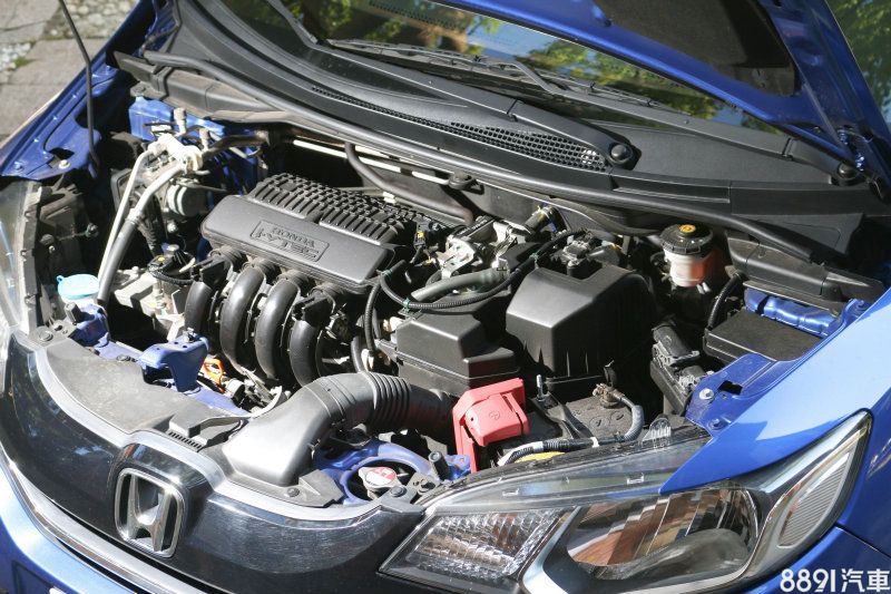 就單純以引擎輸出數據120hp/14.8kgm，直接與車價相當的同級距對手比較，如Yaris的107hp/14.4kgm、1.5升Fiesta 112hp/14.3kgm或1.6升Fabia 110hp/15.8kgm，Fit在動力數據的呈現上確實小有領先。