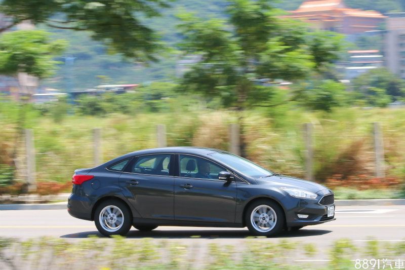 在炎熱的35度之下，Focus 1.0四門0～100km/h跑出11.79秒成績，與一般1.6房車相當，證明Downsizing小心臟藉由直噴渦輪的]幫助，在動力展現上不會讓人失望。