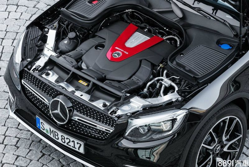 和其他Mercedes-AMG 43系列車款一樣,GLC 43 4Matic Coupe搭載經過原廠調校的3.0升V6雙渦輪增壓引擎,能產生367hp/53kgm之最大輸出,搭配9G-Tronic變速箱,0~100km/h為4.9秒,極速被電子速限控制在250km/h。