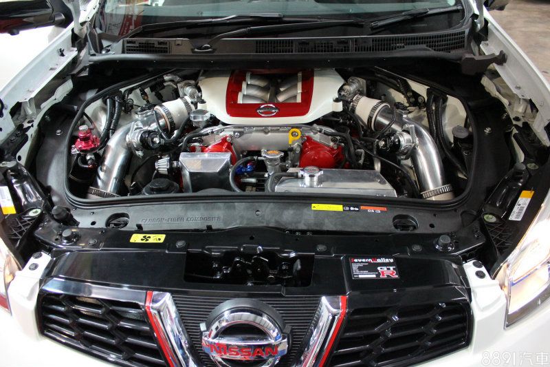 經SVM加持過後，這具3.8升V6渦輪增壓引擎可產生最大馬力1500hp之兇猛動力。