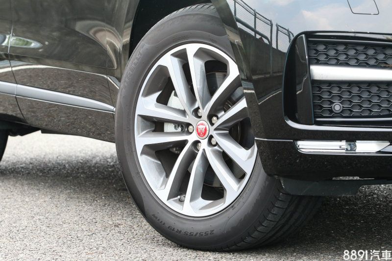 R-Sport車型標配19吋鋁圈，配胎為255/55R19的Pirelli P-Zero跑胎，也凸顯F-PACE的On-Road訴求，至於Prestige車型的規格則是255/60R18。