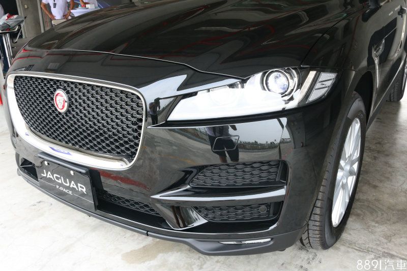 入門款的Prestige車型在前方兩側氣壩中央則為同色處理，另外在車身四周下緣均採用防刮塑料材質。