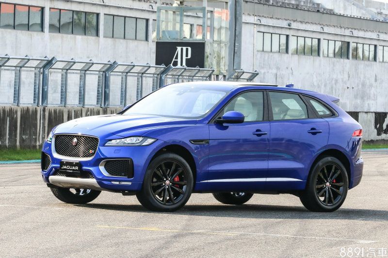 至於限量的S First Edition車型，則增添更多鋁質與亮黑色處裡的細節點綴，也唯一標配了主動式全LED頭燈，更帥也更實用。