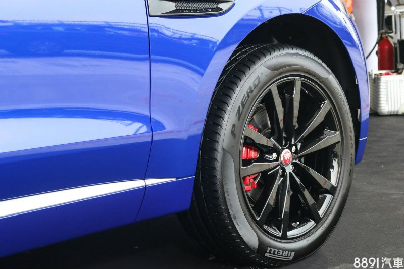 雖然S First Edition已配置車系中尺碼最大的255/50R20圈胎組，但因為F-PACE車身與輪拱都不算小，要論氣勢也只能算是剛剛好而已。
