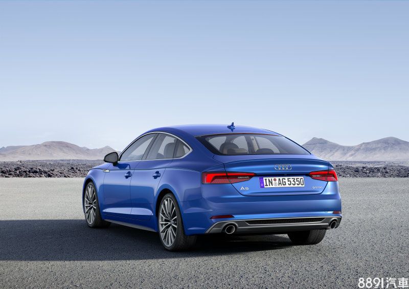 S5 Sportback車尾除了能一眼辨識其身分的銘牌，也換上更具運動感的後保桿、後下分流器，並不同於A5 Sportback的單側雙出式尾管，而是採雙邊四出尾管。