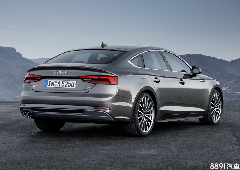 第二代A5 Sportback依舊擁有極吸睛的美背線條，車尾除了有重新設計的後保桿、下分流器、LED尾燈，整體視覺上也更顯寬廣厚實。