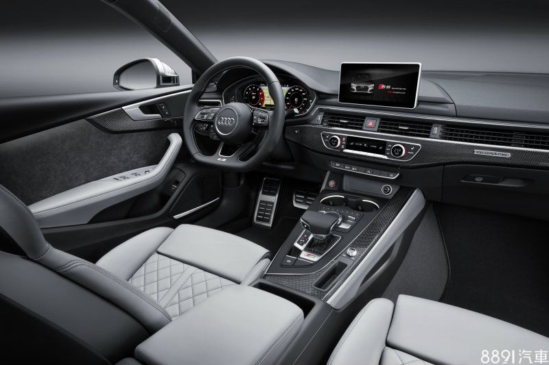 S5 Sportback的車室配置專屬運動化平底方向盤、運動化踏板，並以黑色類碳纖維飾板、內裝黑白配色呼應其性能地位。