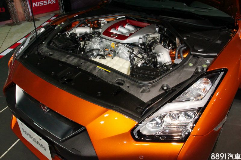 手工一對一製作的3.8升V6 Turbo引擎，在2017年式GT-R上已達到565hp/64.5kgm的最大輸出，原廠0～100km/h加速更僅需2.7秒。