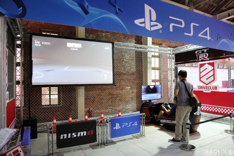 現場也擺放了PS4機台,讓就算不會開車的民眾,也能透過虛擬遊戲體驗GT-R的強悍性能。