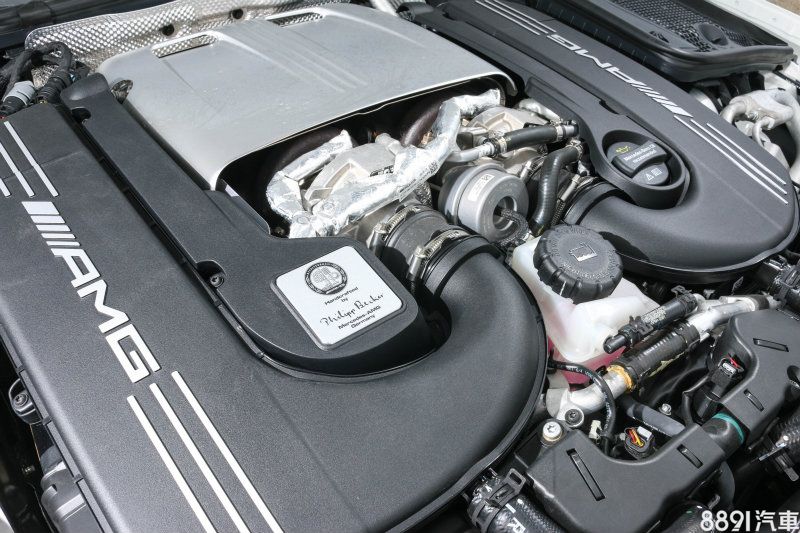 4.0升V8雙渦輪引擎在C63輸出設定為476hp/66.3kgm，C63 S則提升為510hp/71.4kgm，其不僅低速扭力強勁，高轉速馬力也出色，聲浪則維持AMG一貫粗曠感受。