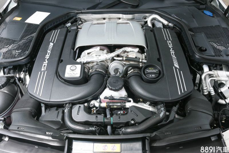 這具4.0升V8雙渦輪引擎在C63上有476hp/66.3kgm、510hp/71.4kgm兩種動力設定,也是C63級距裡率先將馬力衝破五百匹關卡者。