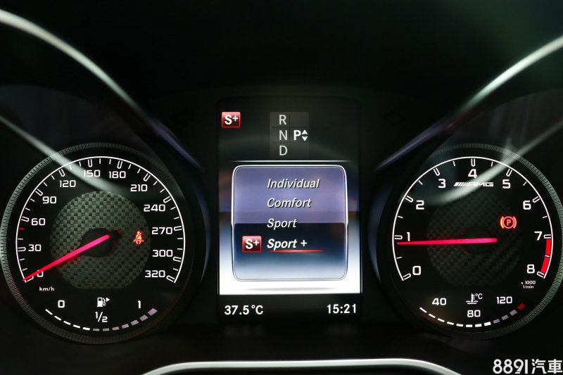 C63標配電子懸吊,依據Comfort、Sport以及Sport+模式連動而有三段軟硬度差異,或是透過中央鞍座上的按鍵切換,而Individual模式則可藉由動力、懸吊與變速箱的個別設定自行搭配。