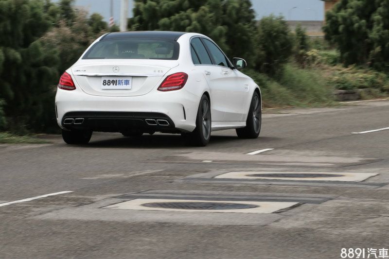 C63標配的電子懸吊具備Comfort、Sport、Sport+三階段的軟硬調整,除非是在賽道上拚輸贏,Sport模式是我們認為最均衡的設定,穩定卻不至於過度彈跳。