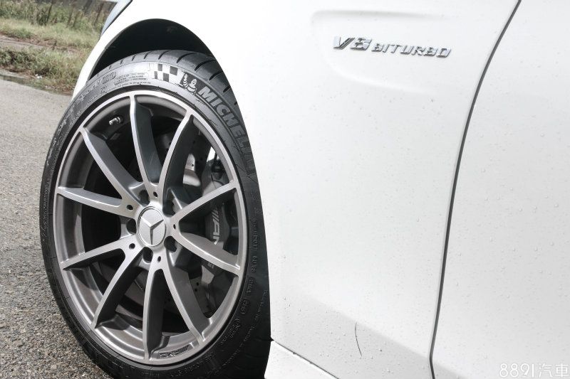 試乘車型配置18吋鋁圈,搭配前245/40R18、後265/40R18的米其林Pilot Super Sport頂級性能街胎,但C63車型的正式販售規格則是標配19吋鋁圈,胎寬則不變。