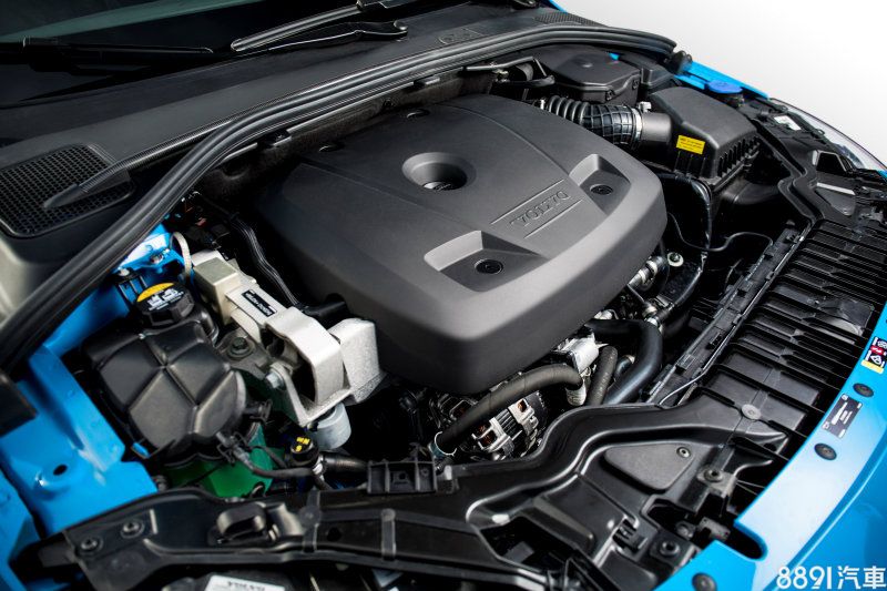 V60Polestar搭載2.0升L4雙增壓引擎，擁有367hp/47.9kgm的最大輸出，搭配8速手自排與四輪驅動系統，達到0～100km/h加速4.8秒的水準。