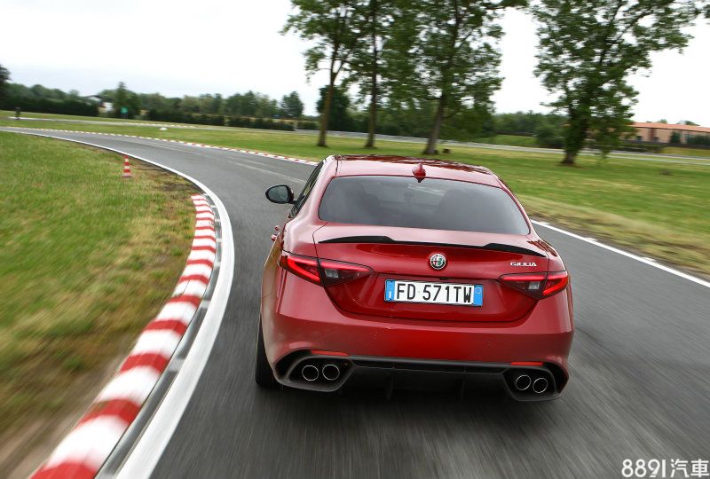 Giulia QV搭載2.9升V6雙渦輪引擎，最大輸出510hp/61.2kgm，而原廠影片中的車款採用8速手自排配置，於紐柏林創下7分32秒的最速四門房車紀錄。