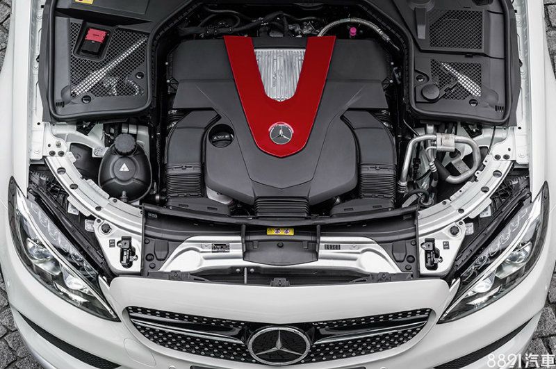 Mercedes-AMG C43車系採用3.0升V6雙渦輪引擎,最大輸出367hp/54.7kgm,並搭配9速變速箱與四輪傳動系統,房車版與旅行車版的~100km/h加速成績分別為4.7秒與4.8秒。