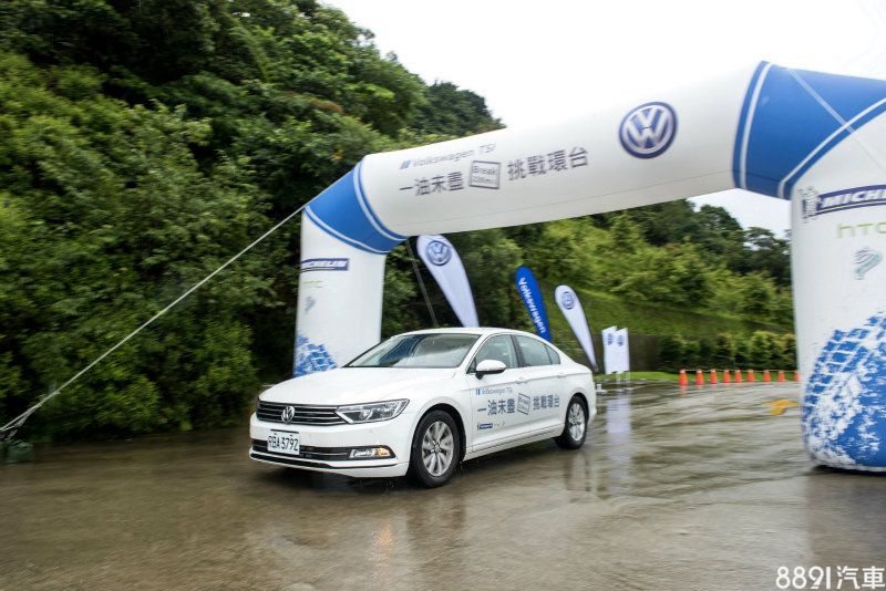 台灣福斯在前陣子舉辦Passat 280TSI油耗競賽,除了邀請媒體之外,還有經銷商與一般民眾,當時8891新車編輯部有任務在身不克參加,然而平均總成績突破23km/L的表現實在讓人印象深刻,坦白說有點不可置信,也因此有了這次獨身環台體驗,說穿了,就是要眼見為憑Passat 280TSI真實節能表現!